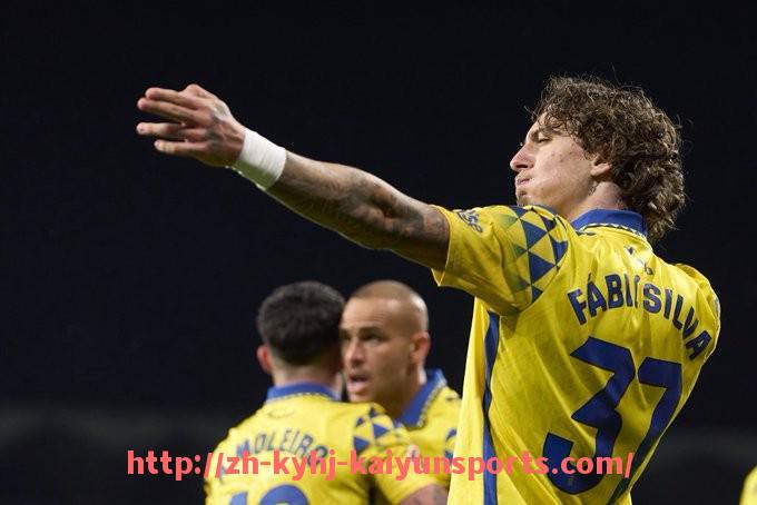 ky开云-安东尼·戴维斯在湖人与詹姆斯的组合中展示攻防一体的统治力